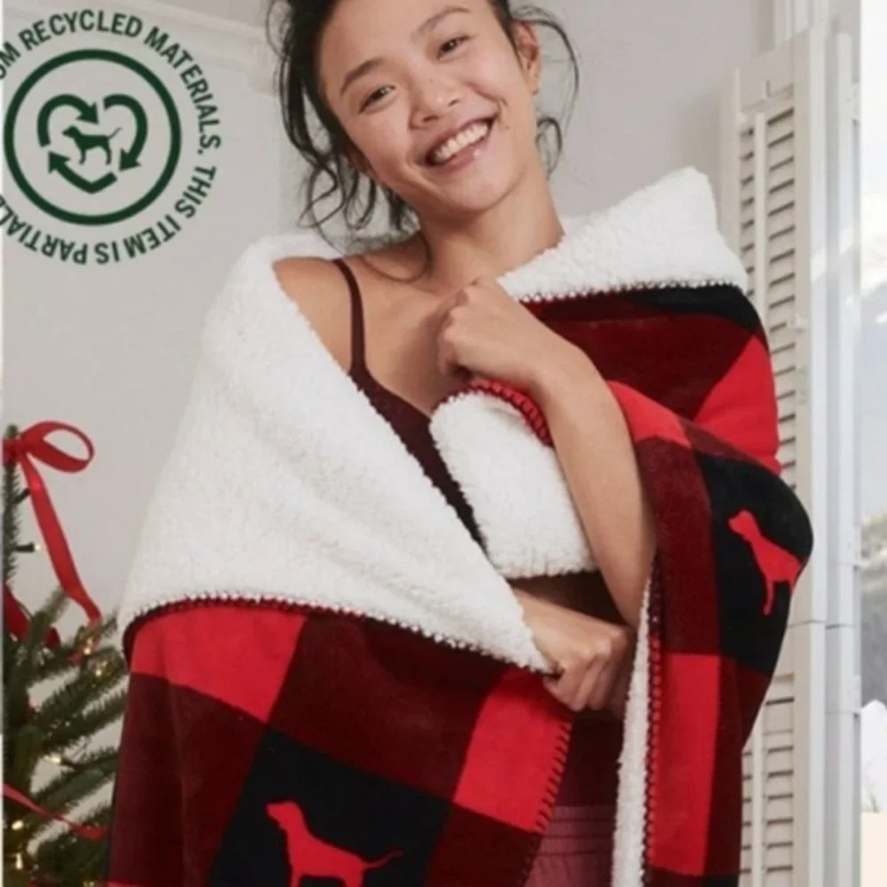 VS PINK Sherpa Blanket Red Black Plaid Perfect Valentine's Day Present NWT - Picture 3 of 13